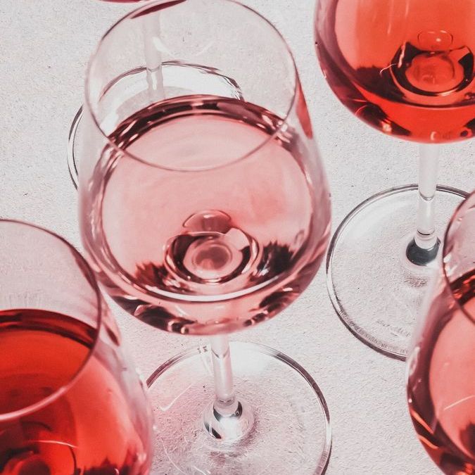 vínové poháre s červeným vínom 